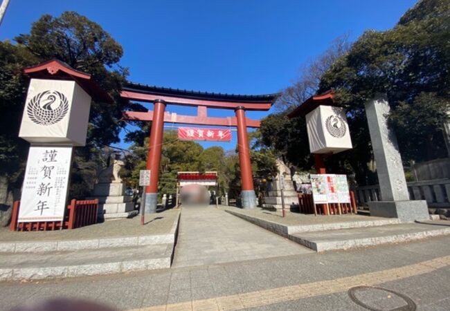 赤い鳥居と鶴の紋章