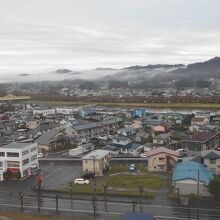 部屋の窓から北上川の桜並木が眺望できました。