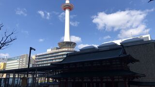 京都の街を照らす灯台をイメージ