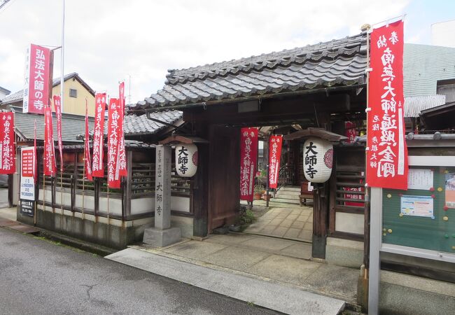 寝弘法さんがあることで有名なお寺です。