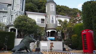 高台にあるうろこ模様の素敵な洋館