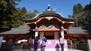 本殿の彫刻が見事です