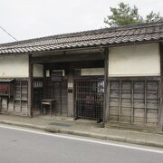 彦根城の中堀の東側にある中級武士の屋敷跡に残る長屋門です。