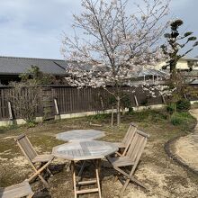 中庭のテーブルで一服できます。