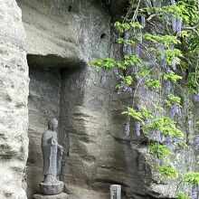 聖観菩薩立像前から右手に目を遣ると、崖壁に…