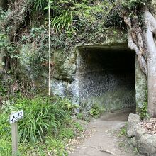 崖に掘られた洞窟、出口まで十数m、途中には石仏が安置される