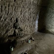 洞窟途中に安置された石仏