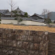 基壇の向こうには現在の国分寺が