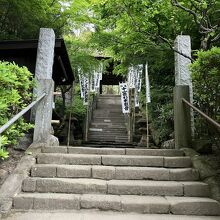 この階段を上ると山門、お寺の受付がある