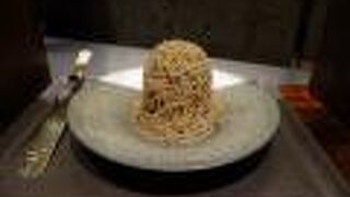 たっぷりと栗がかけられたモンブラン