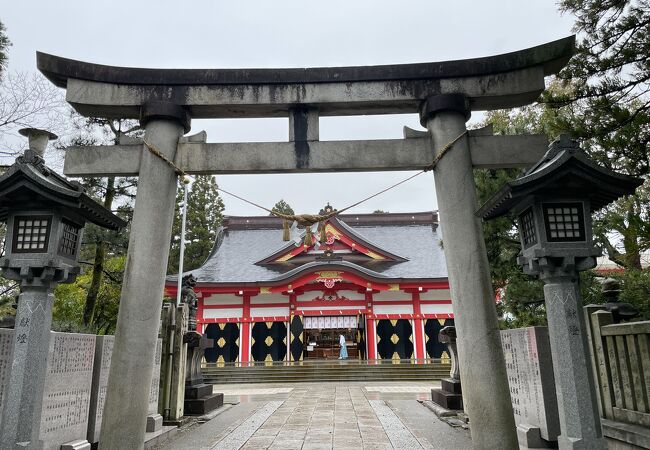 中心地にある神社