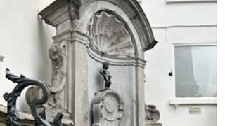 小便小僧の周りは　トッピングてんこ盛りのワッフルだらけ