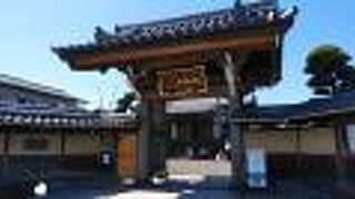 山門が印象的な寺院