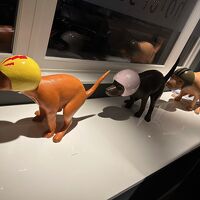 ホテルフロント　帰ってくると窓越しに迎えてくれます