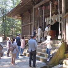 花見がてら相馬中村神社にお参りする人たち