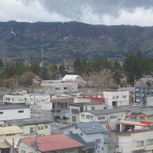 ...上杉神社あたりの木立が見えたり…、