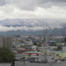 ...遠く雪山を望む眺めはよし。