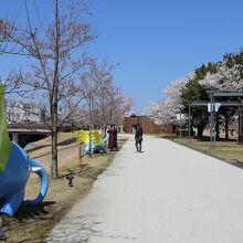 富山県美術館のプロムナード