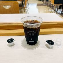 カフェコーナーのアイスコーヒー