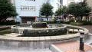 天使像のある噴水が特徴的