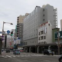 画像中央のグレーの建物がホテルディアモント新潟。
