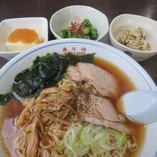 おかずが三品も付いて来るラーメンって初めて！