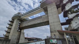 沼津の街を津波から守る為に作られた日本最大級の水門。入場券大人ひとり100円