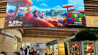 ＼（℃゜）“スーパーマリオシアター”特別なデコレ―ションでフィーバー!!マリオがＴＯＨＯシネマズ六本木ヒルズをジャックｗｗ