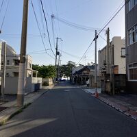 ホテルの出入り口から見た景色　海がみえる