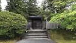 上離宮には浴龍池という巨大な人工池