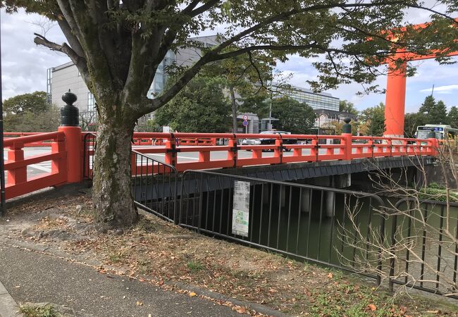 朱色がとても鮮やかな琵琶湖疏水にかかる橋