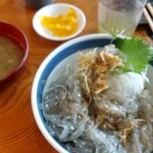 生しらす丼