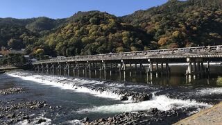 秋には渡月橋後ろに見える山肌が赤く色づき、素晴らしい絶景