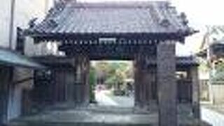 歴史の重みを感じる山門と本堂