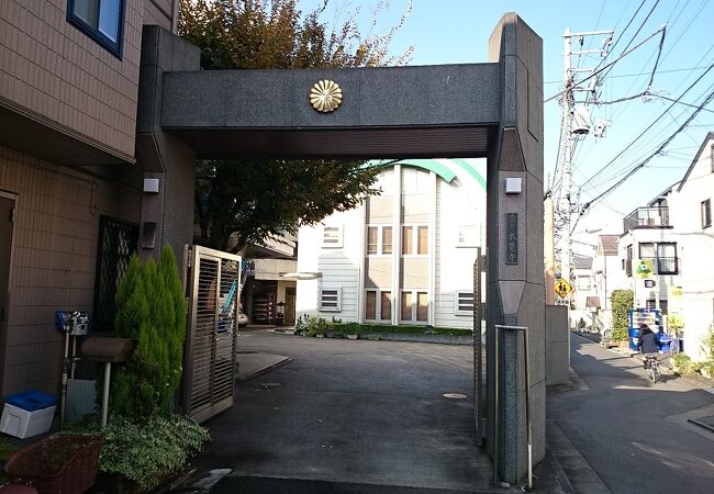 珍しいデザインの本堂