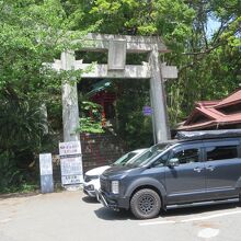 拝殿直下にある駐車場からでも長い急な階段があります。