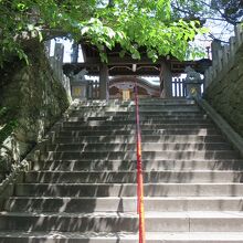 やっと神門が見えてきました。奥には拝殿も少し見えます。