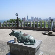 境内に臥牛の向こうに博多港と港のシンボル福岡ポートタワー。