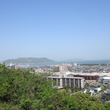 博多湾に浮かぶ能古島がきれいです。