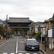 御室仁和寺駅を下車すると、なんと正面が御室仁和寺です。