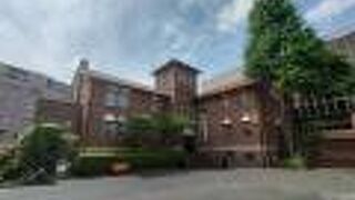 ウィリアム・メレル・ヴォーリズの設計により100年前に建てられたホールは米津玄師のMVの撮影にも使われています