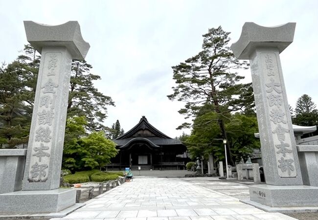 立派な大講堂がある高野山真言宗の総本部