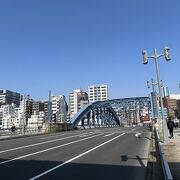 水色に塗られたアーチ橋