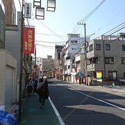 寺院や神社、お店の多い通り