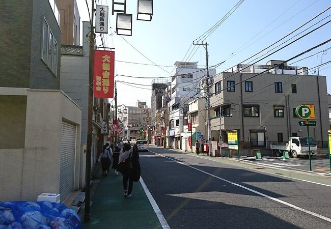 寺院や神社、お店の多い通り