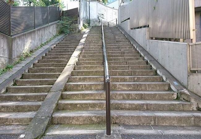 上りと下りで階段の段数が異なる