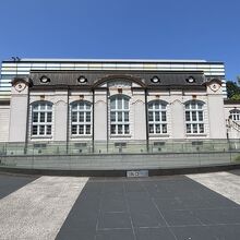 少し寄って低い視線で対すると新館が見えない…！