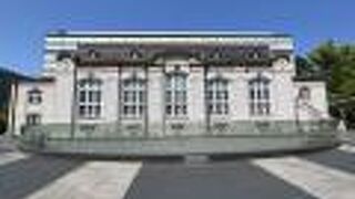 東面に当初のファサードを保存され、うまく新館と融合してます