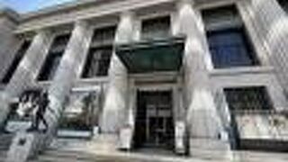 もとは銀行建築…なので格別に立派