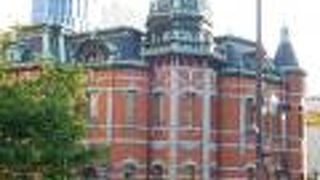 趣のある赤煉瓦造りの建物